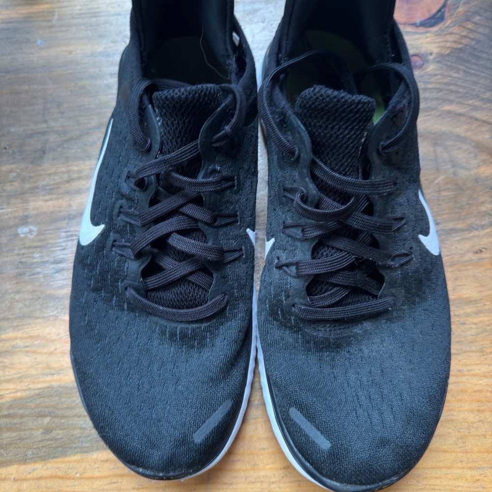 Women’s size 7 black Nike free runs